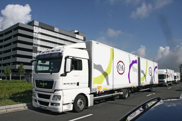 imagen del logo de c&a en un camion, imagen de marca publicidad