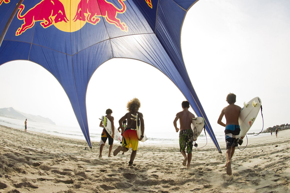 RedBull imagen de la marca en publicidad en la playa